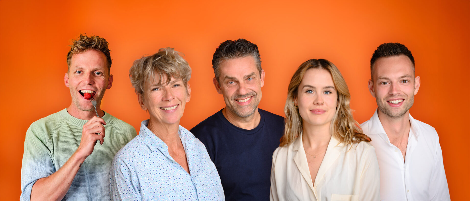 Foto met de creatives van 'Hoe overleef ik alles wat ik niemand vertel?' de Musical, van links naar rechts: Mark Haayema, Francine Oomen, Fons Merkies, Anne de Blok en Niels van Doormalen. Fotocredits: Roy Beusker.